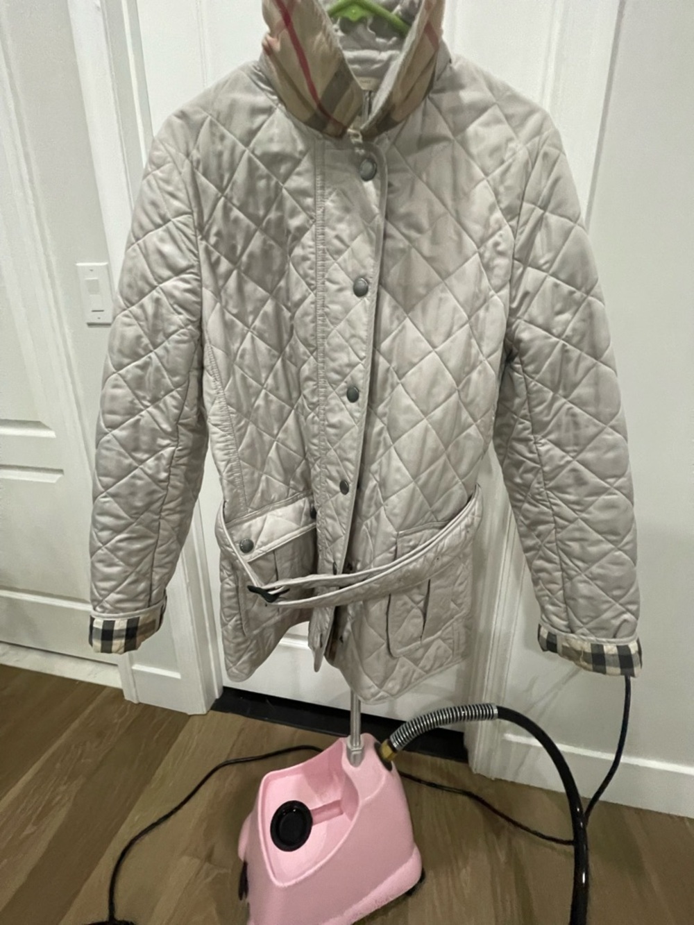 Burberry Tan belted Quilted Jacket zipper and snap closure flap pockets - Picture 8 of 11